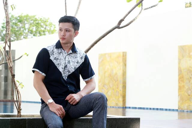 Loyal Kemeja Hem Batik Hitam Modern Pria M L XL XXL