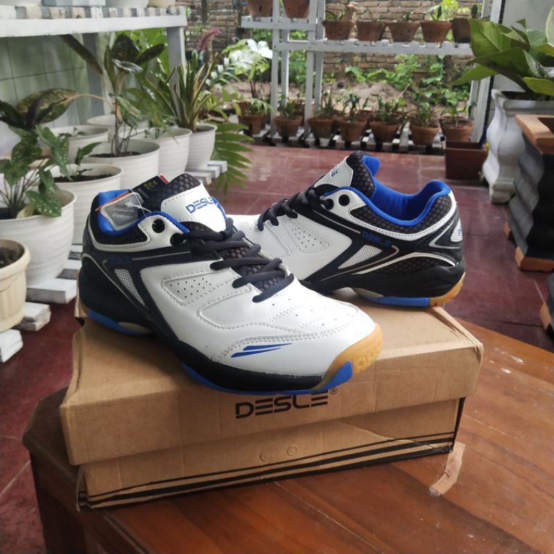 sepatu badminton/olahraga Desle