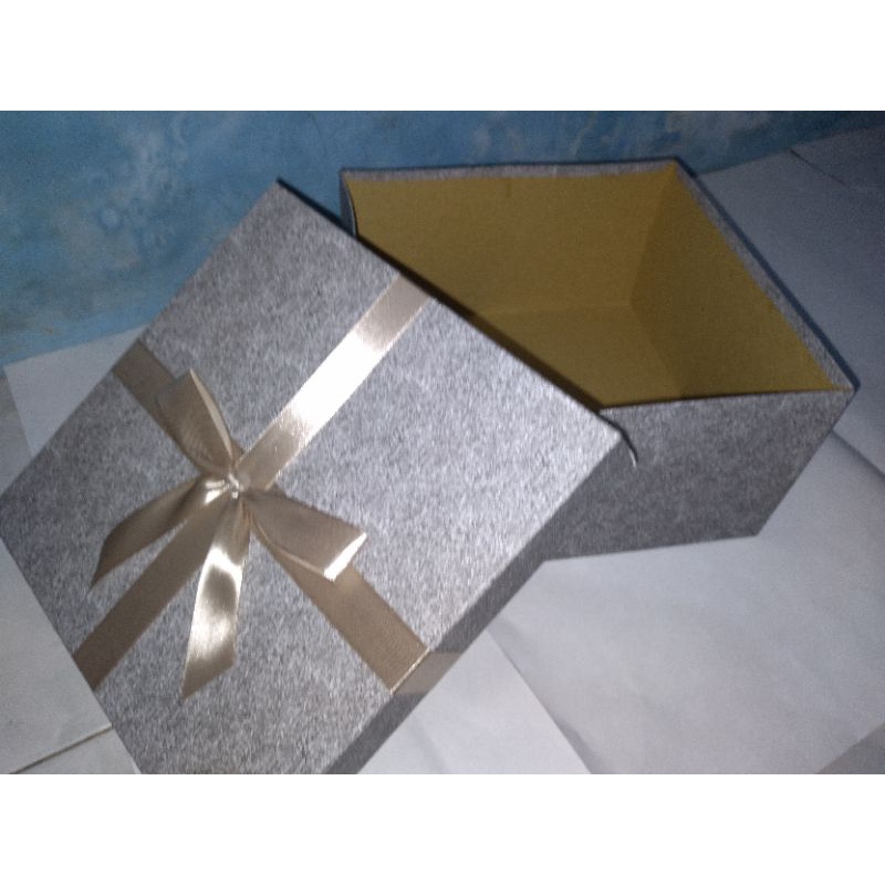 

Gift Box / Kotak Kado No.27 ukuran 24,5 x 24,5 x 13 cm