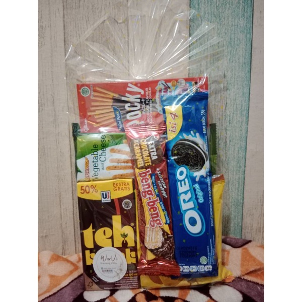 

WARVI - PAKET J / Bingkisan ulang tahun / parcel ulang tahun / parcel lebaran / parsel natal / hampers snack / hampers ulang tahun / souvenir ulang tahun / bingkisan snack