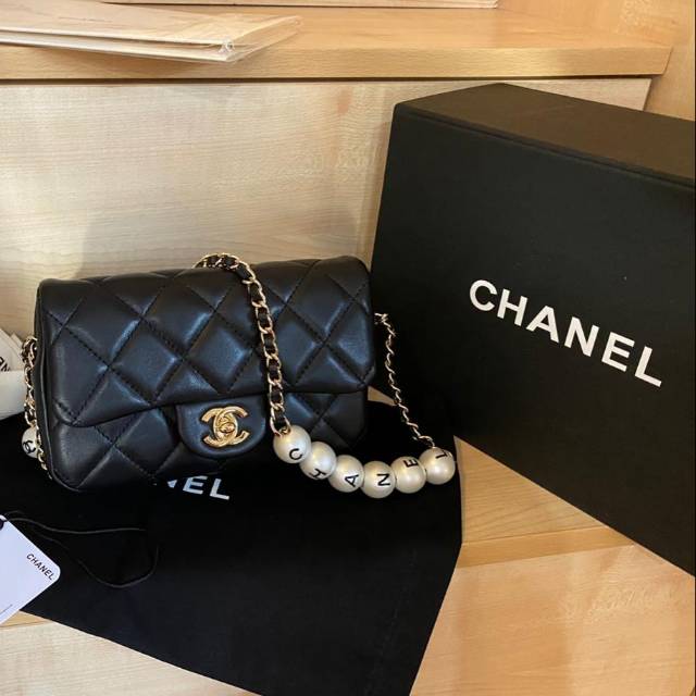 Small Flap Bag CHANEL Lambskin pearls and gold metal