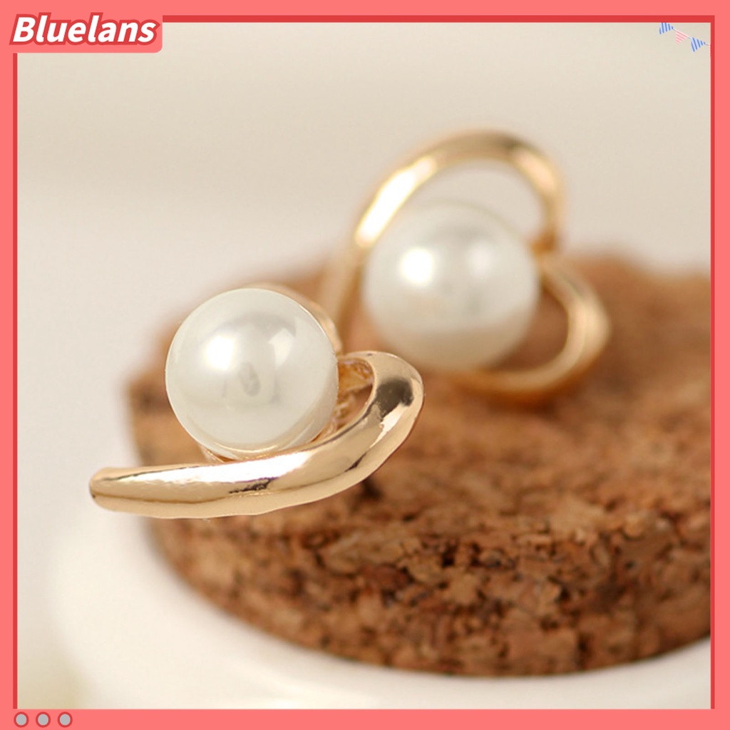 1 Pasang Anting Stud Bentuk Hati Aksen Mutiara Imitasi Bahan Alloy Gaya Elegan Untuk Harian
