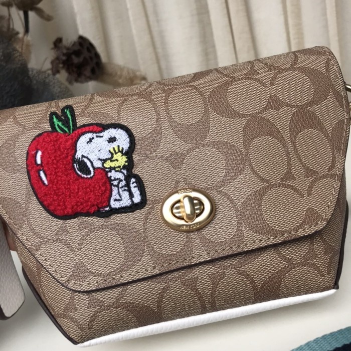 Tas Selempang Coach Snoopy co-branded the new KARLEE series exquisite