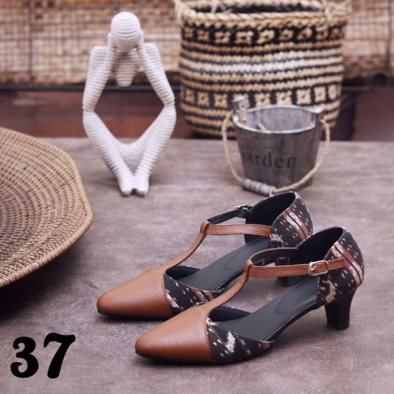 HEELS 4 CM, SEPATU TENUN NTT, SEPATU ETNIK, HEELS ETNIK, HEELS TENUN NTT, SEPATU PESTA ETNIK