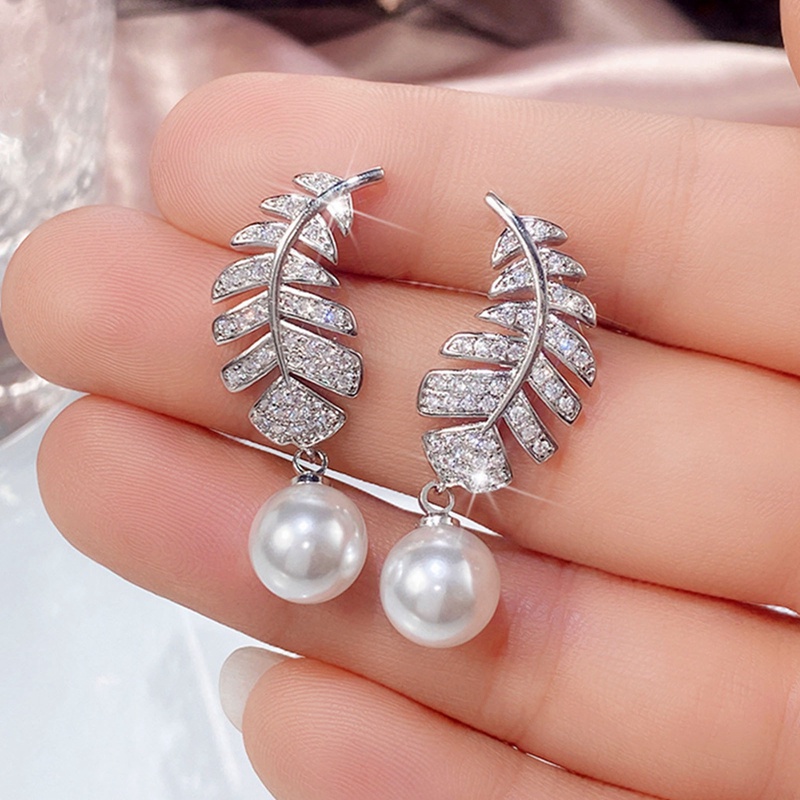 Anting Juntai Bentuk Bulu Aksen Mutiara Untuk Wanita