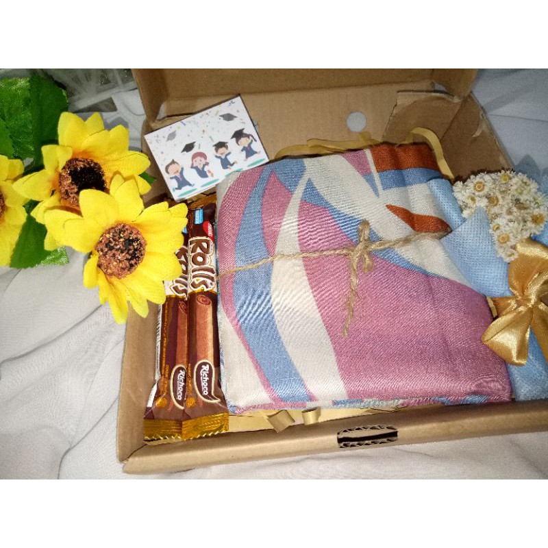 Gift box untuk cewe/hampers untuk ultah atau wisuda ekonomis