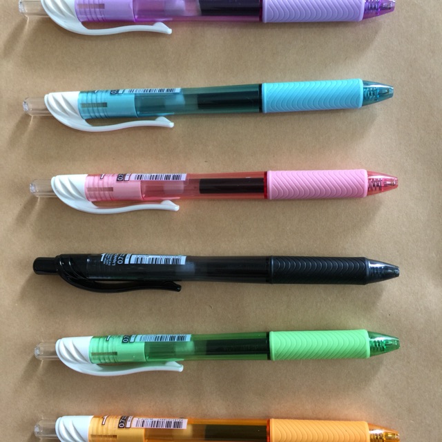 

Energel Pen PENTEL BL 107 ( ada 6 pilihan warna, 0,7 mm )