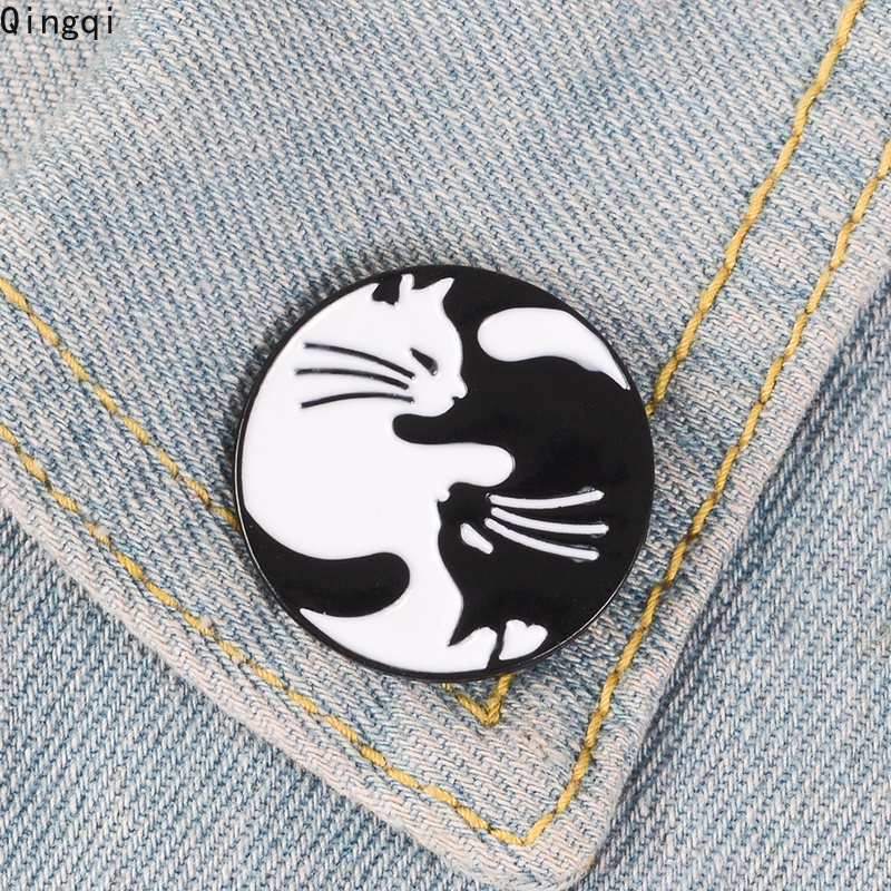 Bros Pin Enamel Bentuk Kartun Kucing Hugging Cat Untuk Pakaian