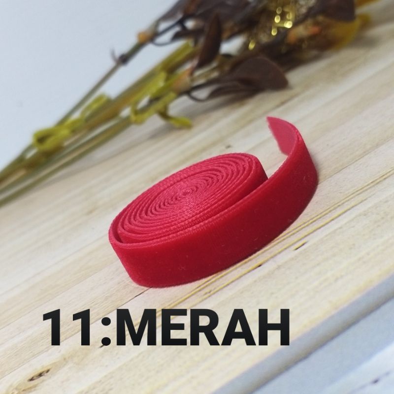 

per rol 15 meter,pita bludru/velvet warna merah lebar 1 cm