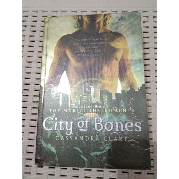 City of bones preloved the mortal instruments book 1 Cassandra Clare shadowhunter