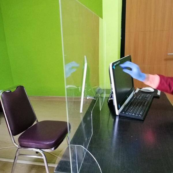 

Berkualitas Pembatas Meja / Sekat Kasir Acrylick Kaki Copotan Ukuran 100 X 60 Cm Terbatas