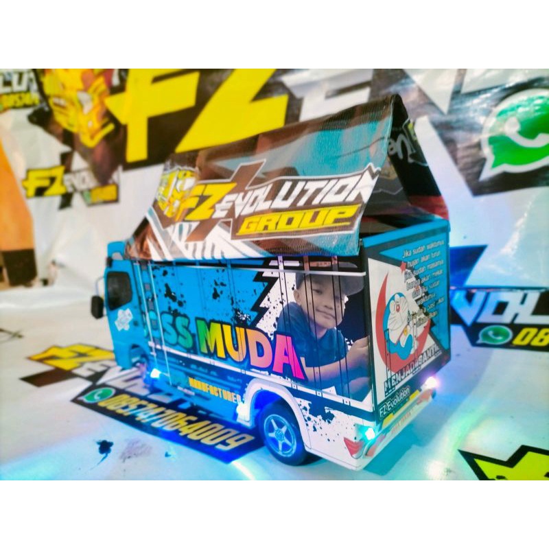 Miniatur truk oleng bos muda biru