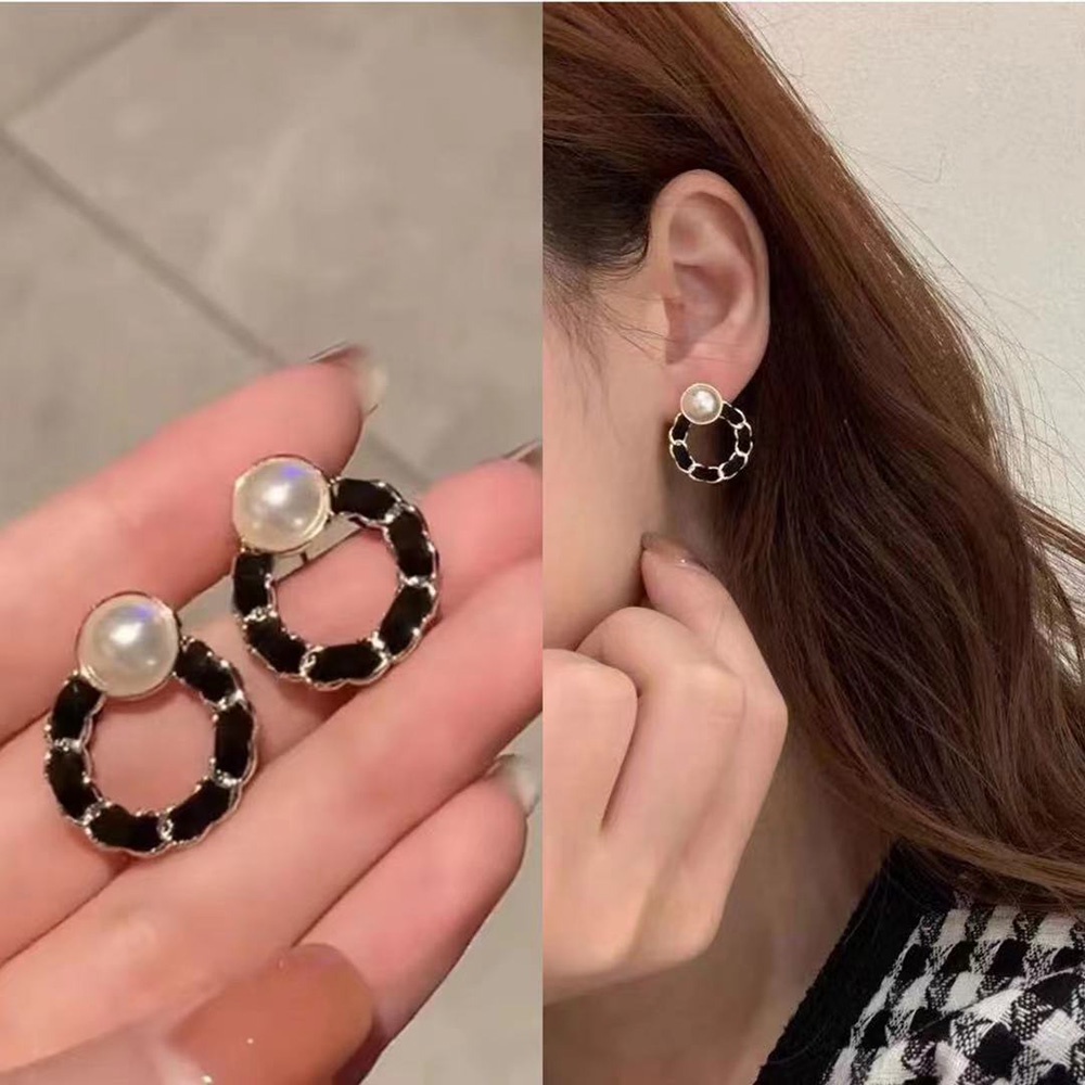 1 Pasang Anting Stud Rantai Mutiara Bentuk Bulat Gaya Vintage Untuk Wanita