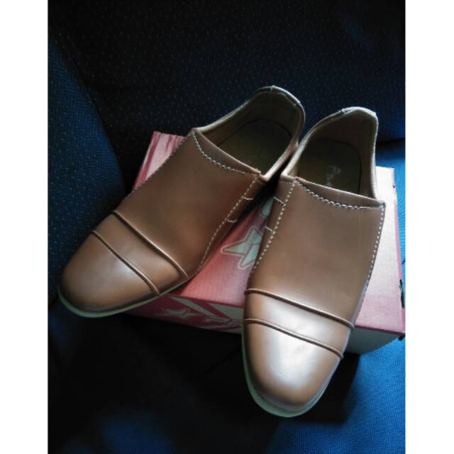 Sepatu casual dr kevin