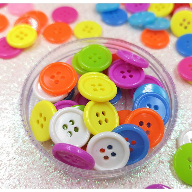 50 Pcs Kancing Bulat 4 Lubang Bahan Akrilik Warna Campur Ukuran 15MM / 20MM Untuk Kerajinan Jahit Scrapbook Handmade DIY