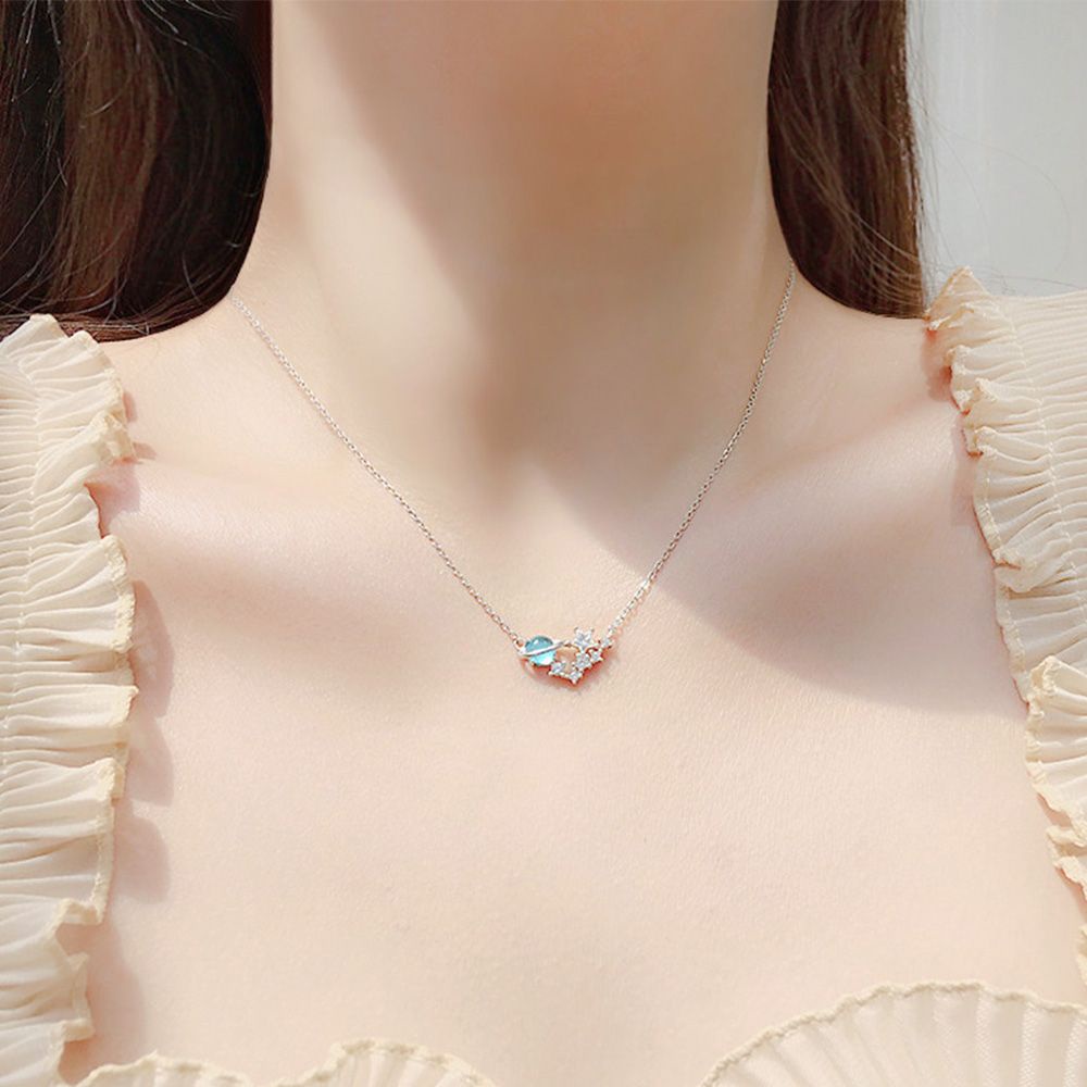 Kalung Rantai Klavikula Hias Liontin Planet Kunci Kristal Sapphire Biru Untuk Wanita