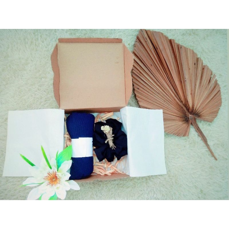 

HAMPERS HIJAB PASHMINA PLISKET || HADIAH WISUDA || KADO ULANG TAHUN PASMINA PLISKET MURAH