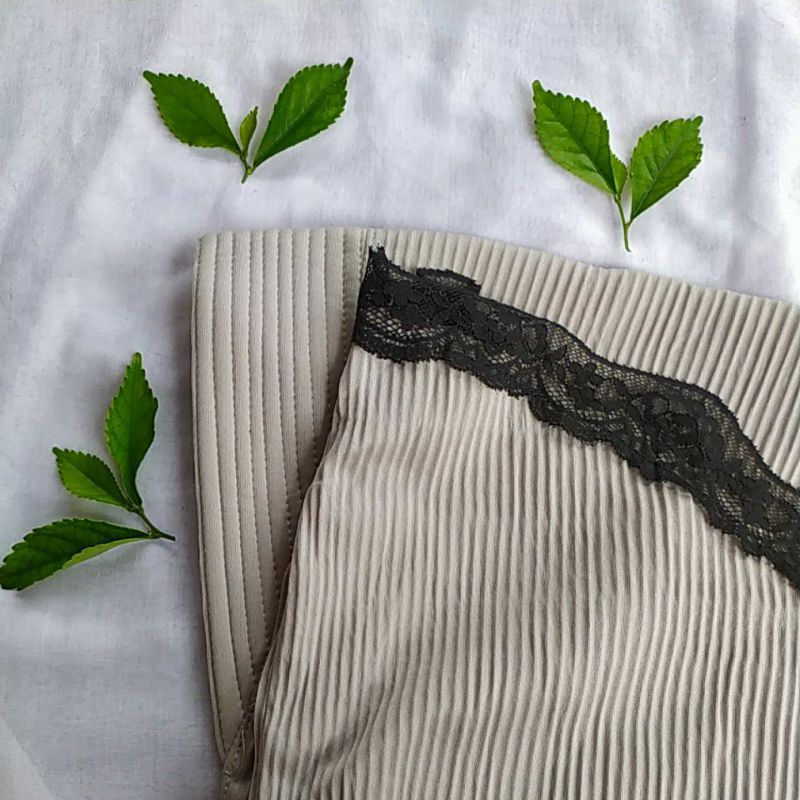 Hijab Kian Plisket Ped Kombinasi Renda Jilbab Instan Cantik Ukuran Sedang Khimar Jersey Terlaris-Abu Muda