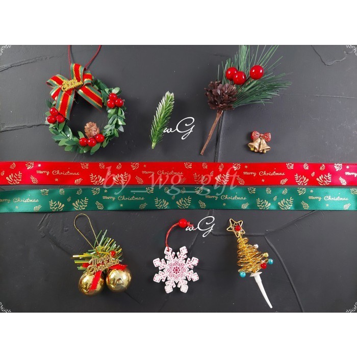 

Pita Natal Christmas - Satin - Merah / Hijau - Emboss D; Lebar 2.5 cm