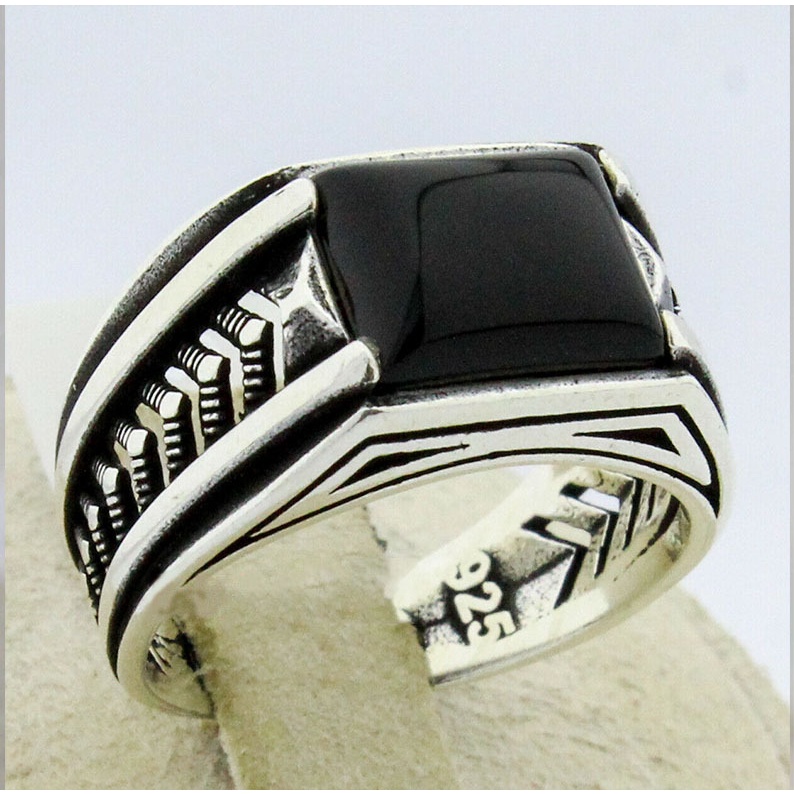 Hot-selling jewelry European and American style popular retro pattern black zircon ring