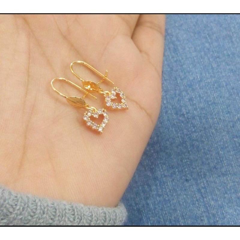 Anting kait love bolong perhiasan wanita titanium gold