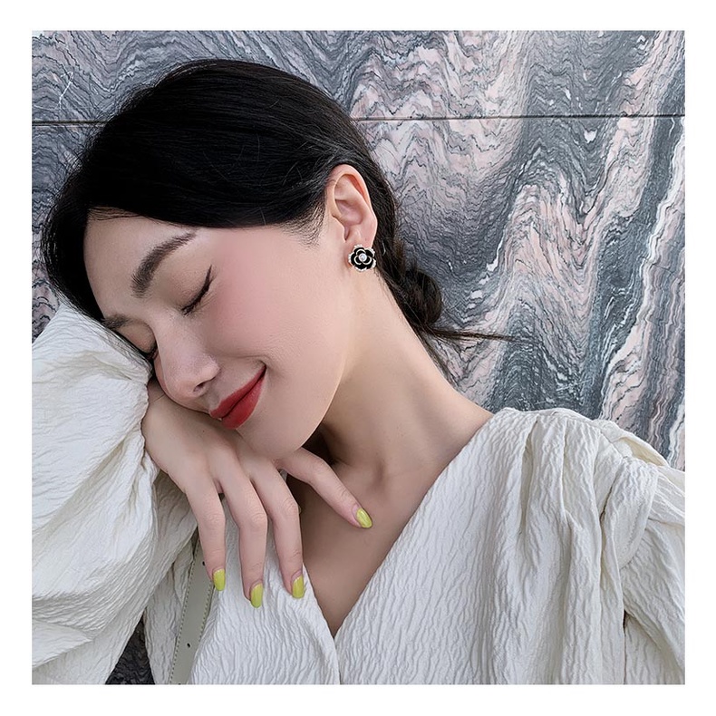 Anting Stud 925 Silver Needle Bentuk Mawar Hitam Aksen Mutiara Gaya Korea Retro Untuk Wanita