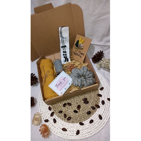 

HAMPERS HIJAB GIF BOX MURMER /WEDDING/WISUDA/ULTAH (PAKET 2)