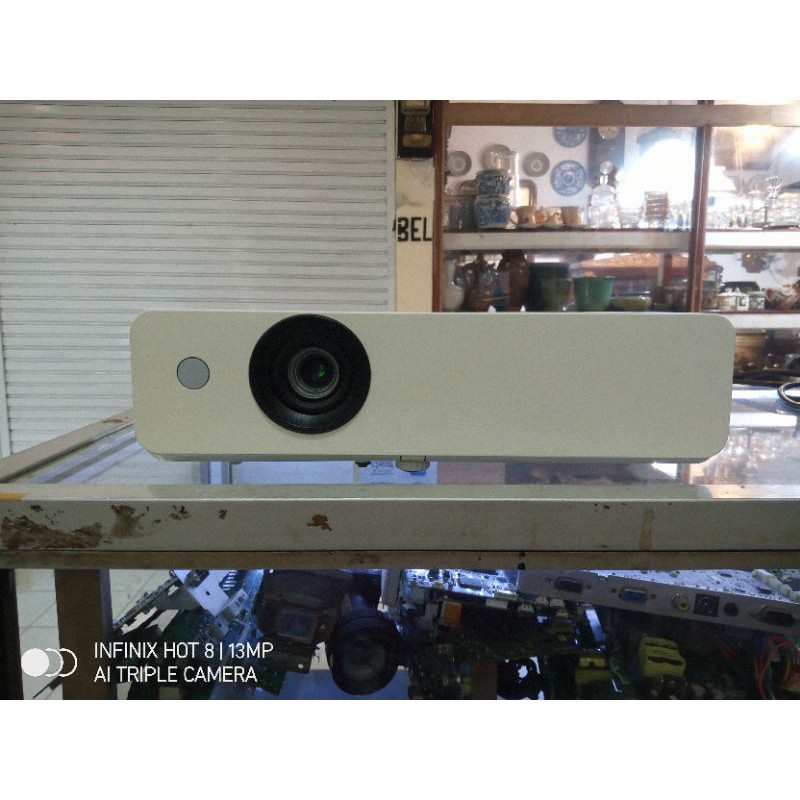 Proyektor Panasonic PTLB300 Second /bekas rasa baru. 3100 lumens xga