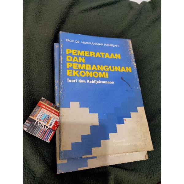 Pemerataan dan Pembangunan Ekonomi : Teori dan Kebijaksanaan.Oleh Prof Dr Nurimansjah Hasibuan.