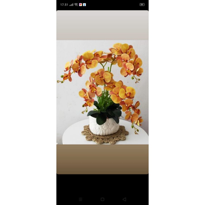 Rangkaian anggrek latex dengan vas keramik