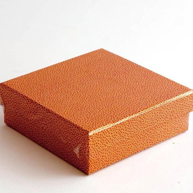 

Kotak Kado Ukuran 20X20X6Cm