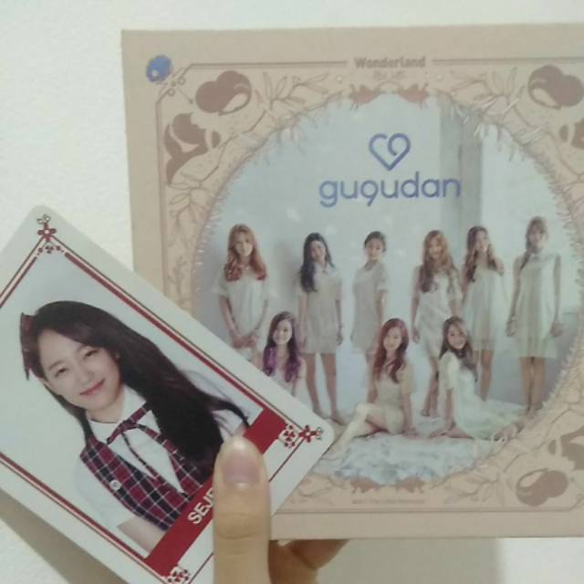Gugudan album with sejeong photocard