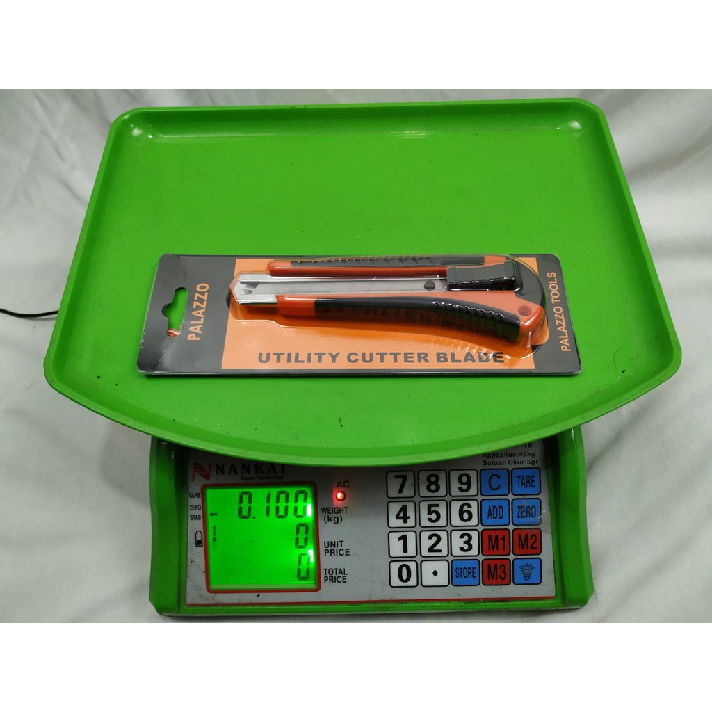 

Cutter Palazzo Pisau Cutter Dorong Ukuran Besar Gagang Karet Knife
