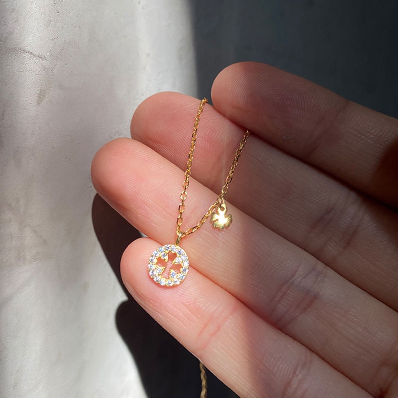 Kalung Rantai Liontin Clover Warna Emas Aksen Berlian Untuk Wanita