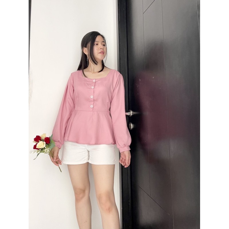 Kimmie Top (Atasan model square neck dengan kancing hidup )