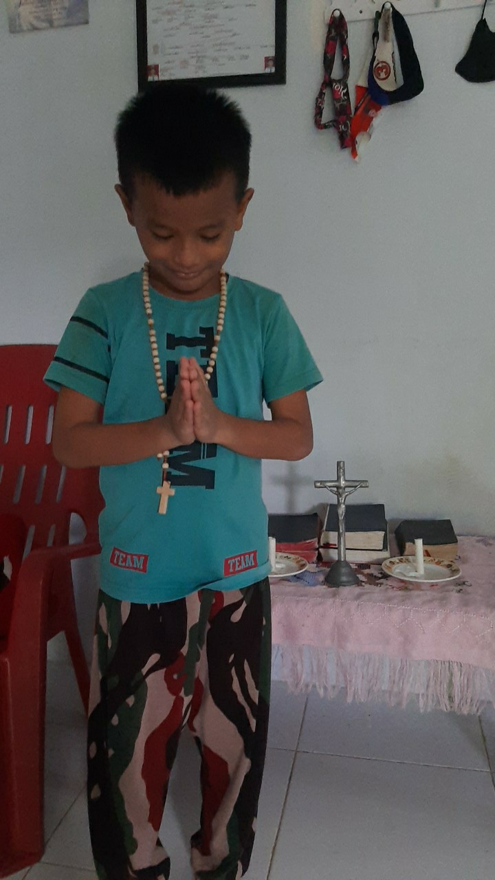 Souvenir Katolik Salib Duduk 15 Cm + Rosario / Salib Meja Katolik / Salib Patng Yesus