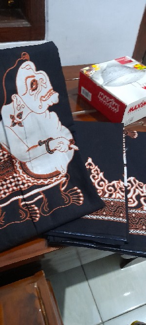 Batik Solo Modern Sarung Dan Koko Semar Hitam Sogan Full Furing