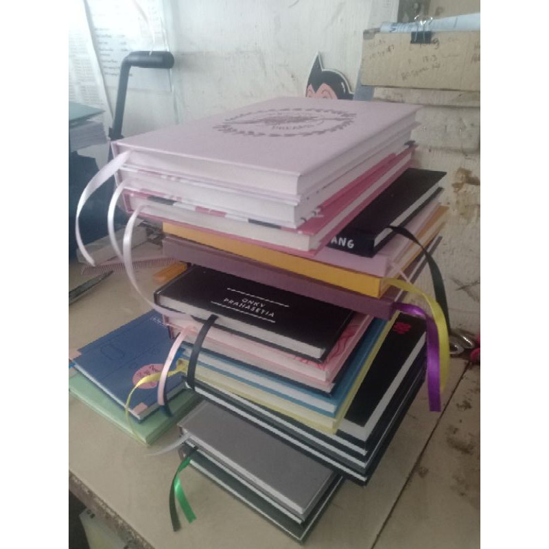 

Notebook Custom luar dalam. Desain Bebas Monggo buat seminar. ultah teman dll 2-4 hari selesai kalau gak antri