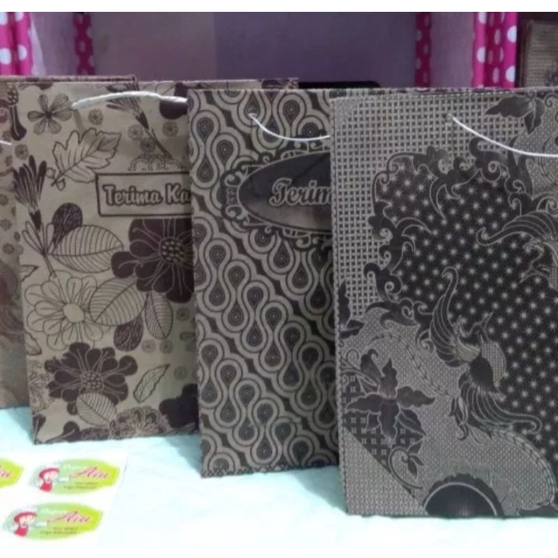 

PAPERBAG / TAS KERTAS MOTIF BATIK TANGGUNG T21×5×17