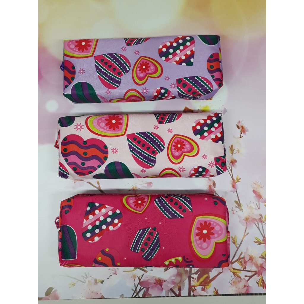 

PENCIL CASE RITSLETING MOTIF LOVE