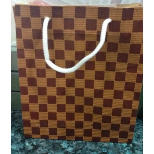 

PAPER BAG/BUNGKUS KADO MOTIF LV COKLAT IDR 4,000 (MIN 10 PCS)