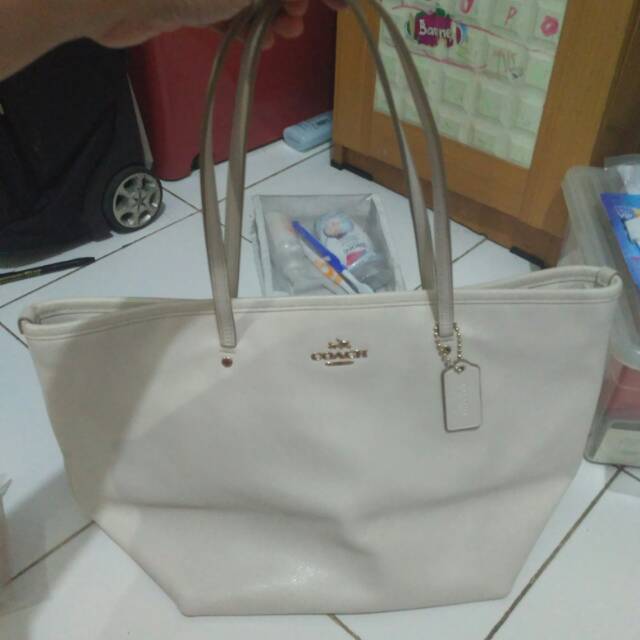 Preloved Coach Taxi Zip Tote in Chalk Tas Second