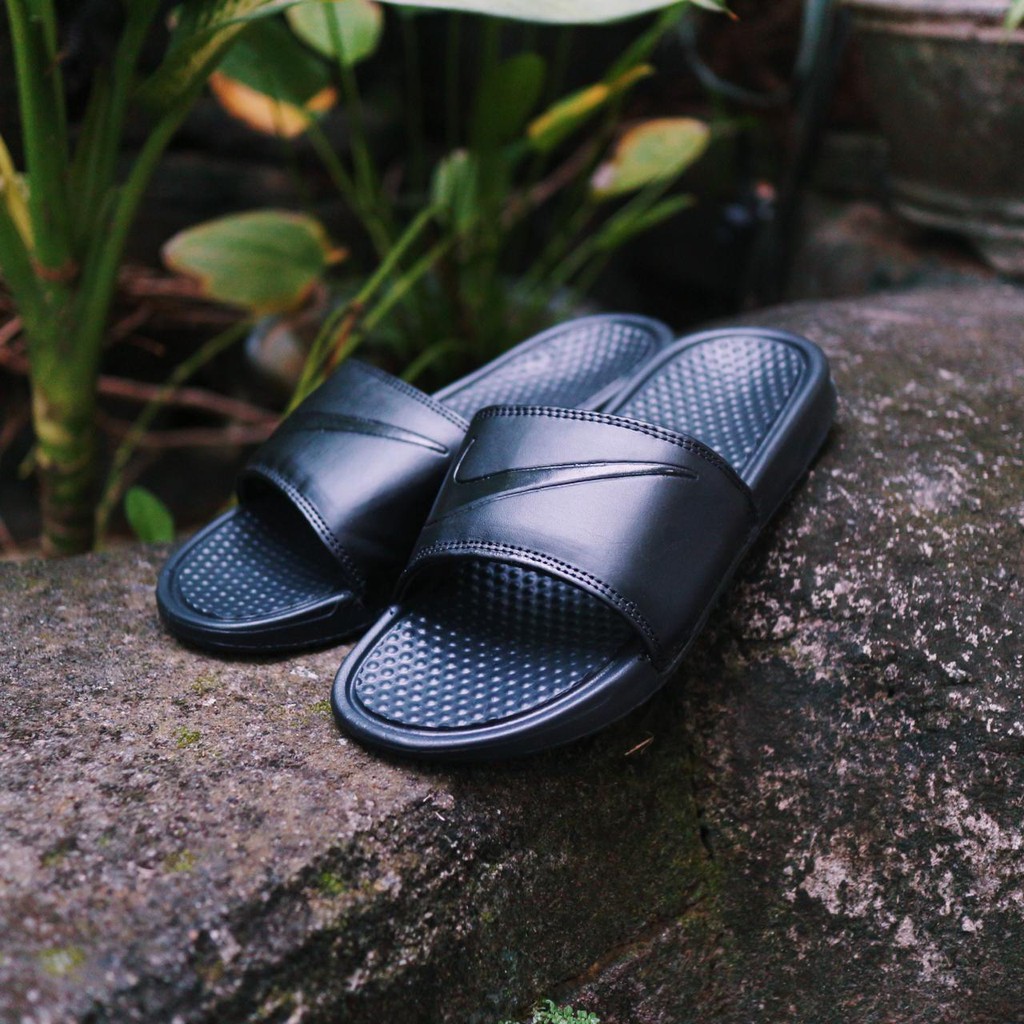 nike benassi all black