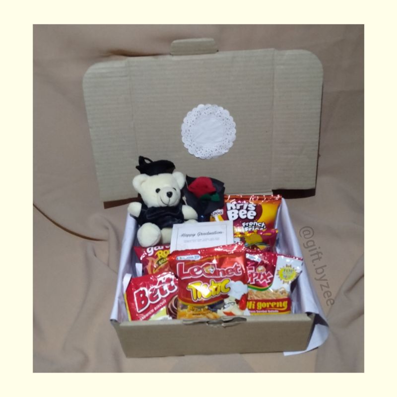 

gift box/ kotak kado/ hadiah wisuda/ hampers/ snack box/ hadiah ulang tahun unik.