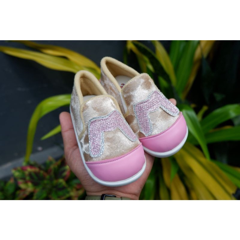 SEPATU ANAK SLIP ON CEWEK MOTIF M (GRATIS BOX)