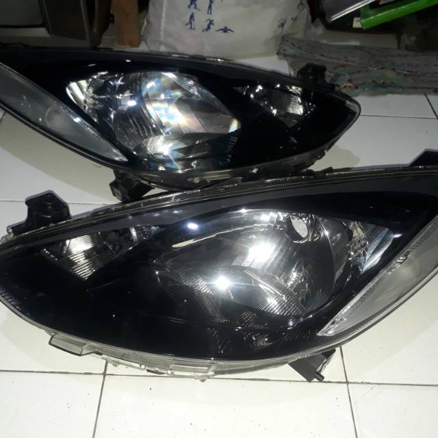 Headlamp Mazda 2 thn 2010