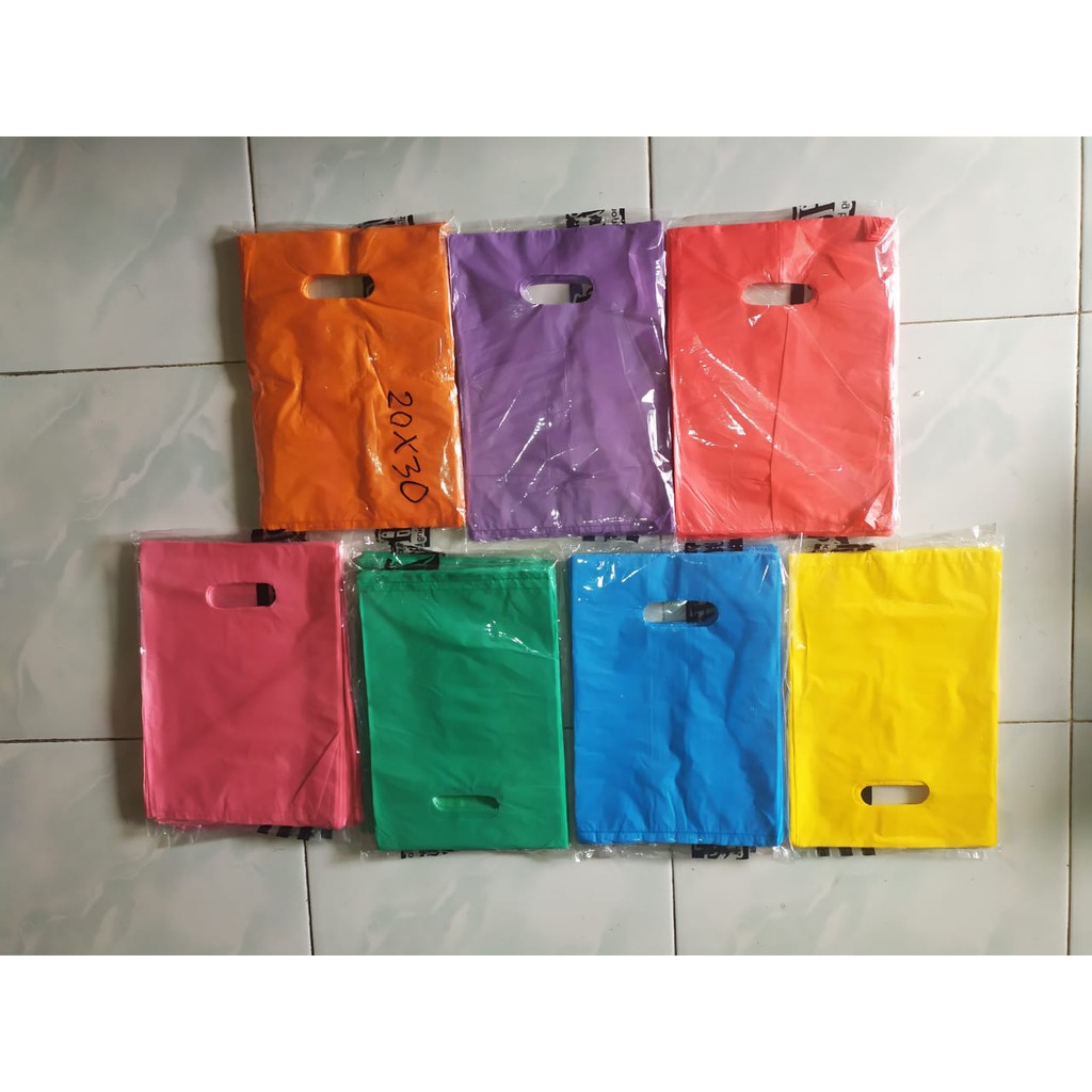 Kantong plastik warna warni ukuran 20 x 30 cm