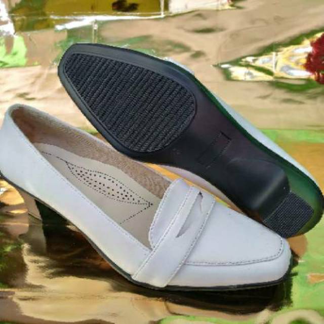 Sepatu wanita high heels putih