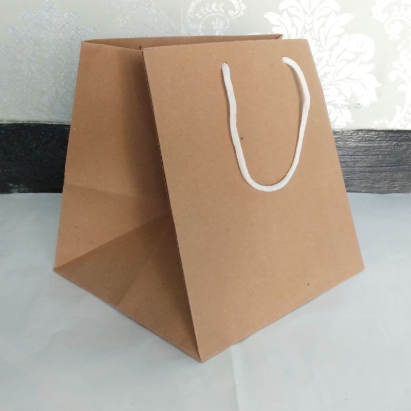 

paper bag polos/ tas kertas ukuran R8 P21 x T22 x L18,5 cm
