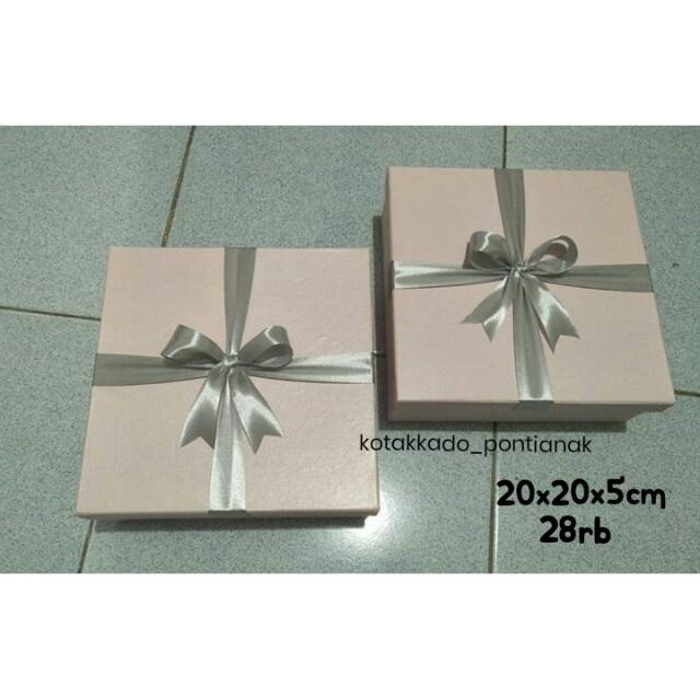 

Kotak kado / Giftbox size 20x20x5cm